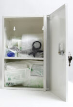 Apteczka ścienna z wyposażeniem